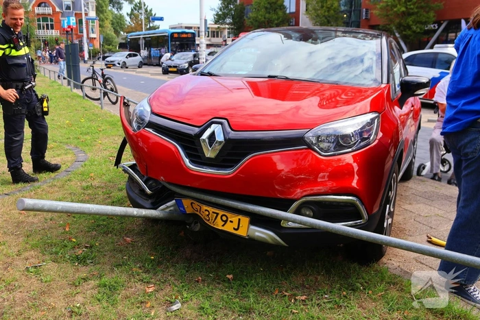 Automobilist vergist rempedaal met gaspedaal; fietser geraakt door auto