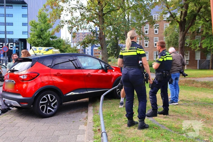 Automobilist vergist rempedaal met gaspedaal; fietser geraakt door auto