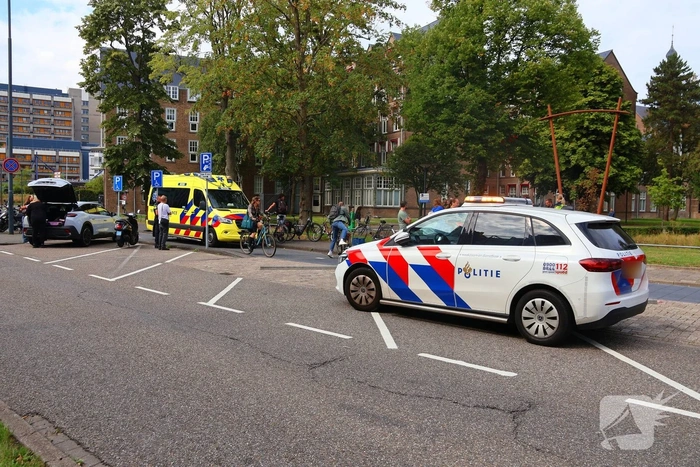 Automobilist vergist rempedaal met gaspedaal; fietser geraakt door auto