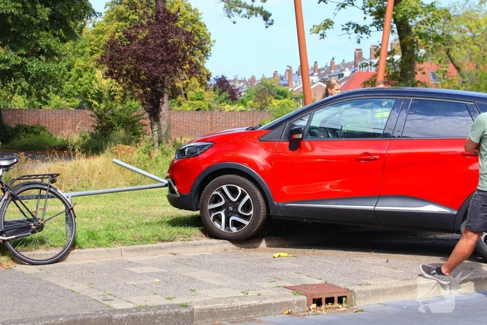 Automobilist vergist rempedaal met gaspedaal; fietser geraakt door auto