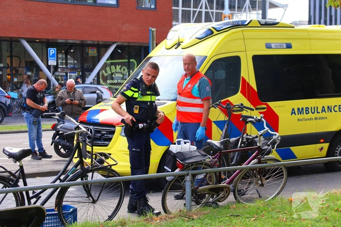 Automobilist vergist rempedaal met gaspedaal; fietser geraakt door auto