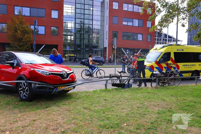 Automobilist vergist rempedaal met gaspedaal; fietser geraakt door auto