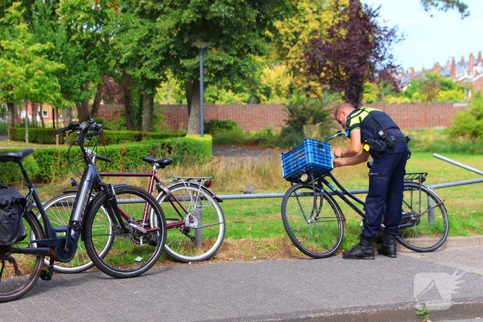 Automobilist vergist rempedaal met gaspedaal; fietser geraakt door auto