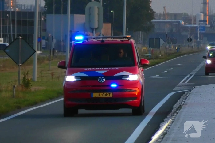 Brandweer bestrijdt middelbrand bij afvalverwerker