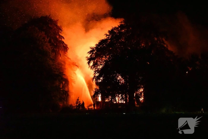Grote brand verwoest monumentale boerderij