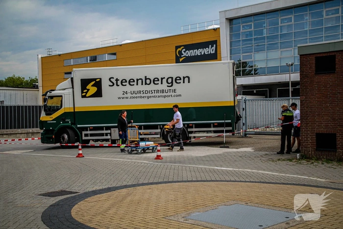 Vrachtwagen veroorzaakt lekkage na botsing tegen muurtje