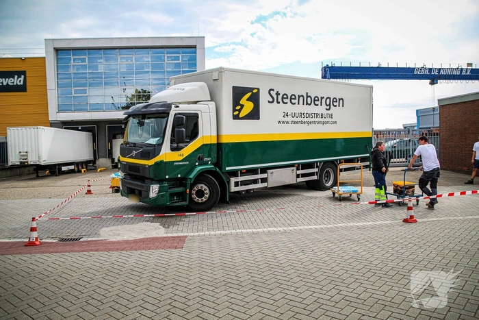 Vrachtwagen veroorzaakt lekkage na botsing tegen muurtje