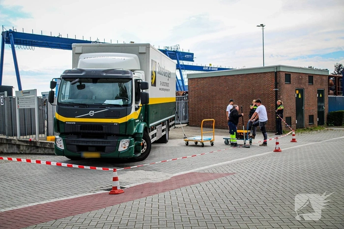 Vrachtwagen veroorzaakt lekkage na botsing tegen muurtje