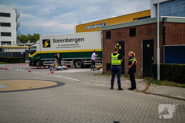 Vrachtwagen veroorzaakt lekkage na botsing tegen muurtje