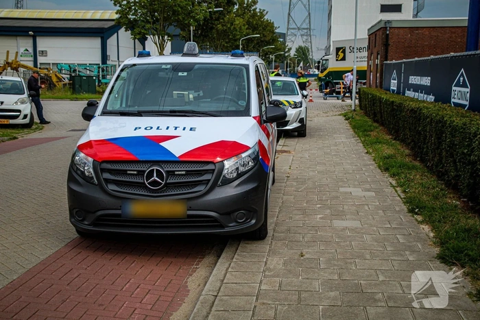 Vrachtwagen veroorzaakt lekkage na botsing tegen muurtje