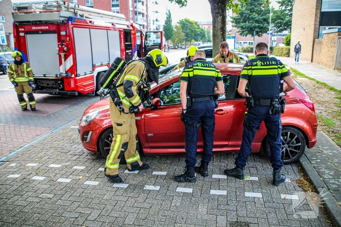 Brandweer controleert auto na incident