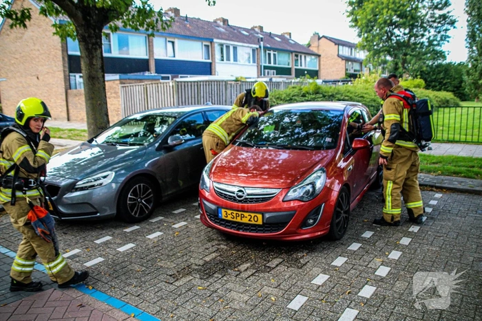 Brandweer controleert auto na incident