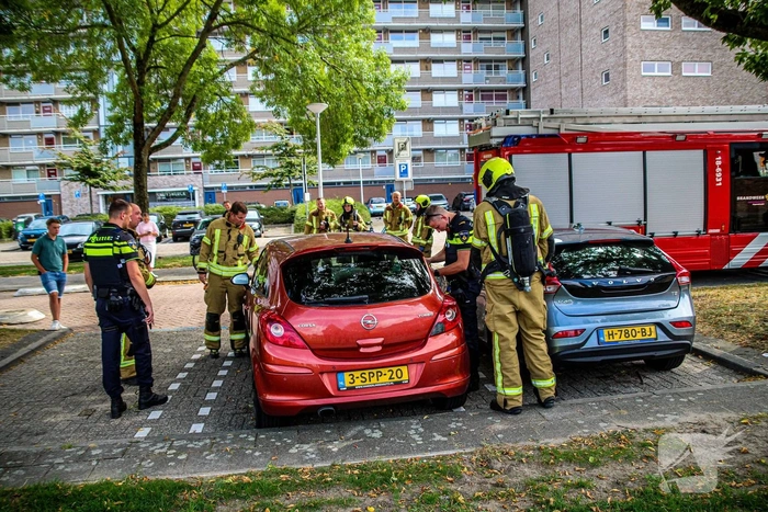 Brandweer controleert auto na incident