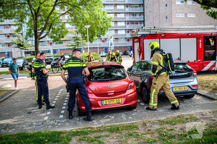 Brandweer controleert auto na incident
