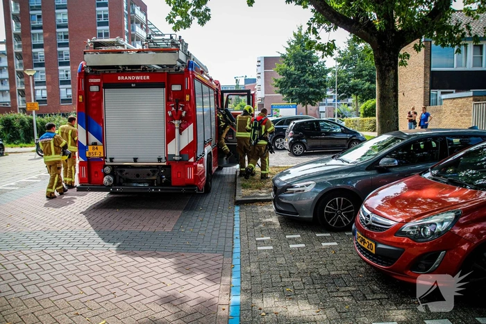 Brandweer controleert auto na incident