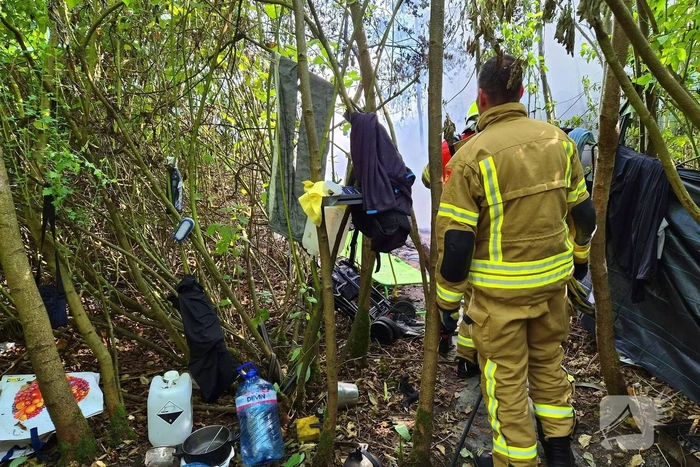 Hulpdiensten blussen brand in struikgewas