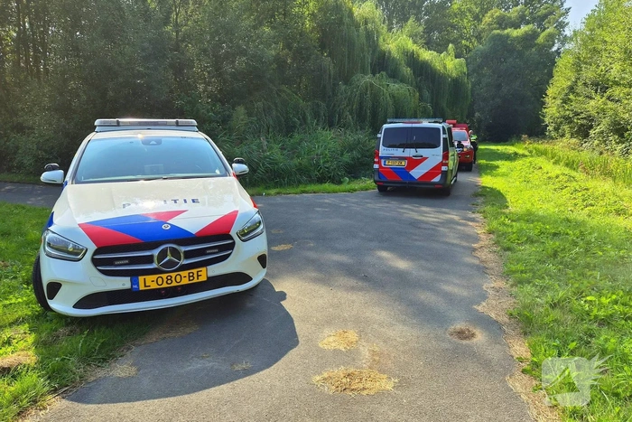 Hulpdiensten blussen brand in struikgewas