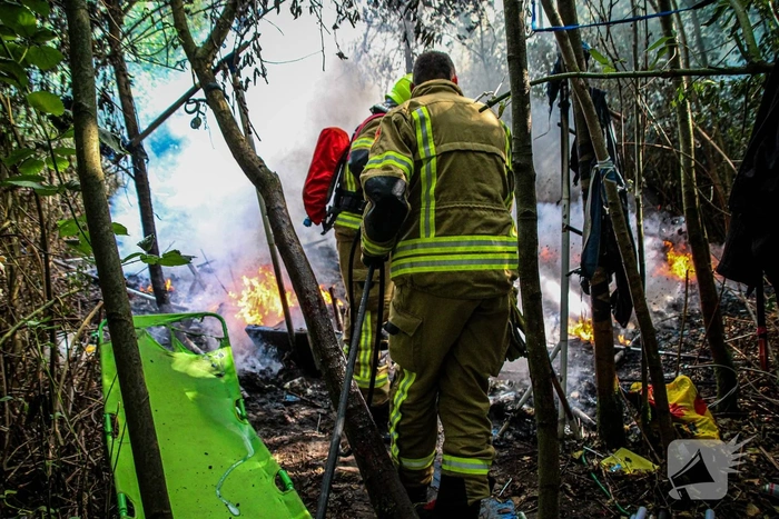 Hulpdiensten blussen brand in struikgewas