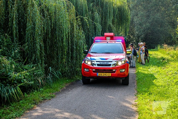 Hulpdiensten blussen brand in struikgewas