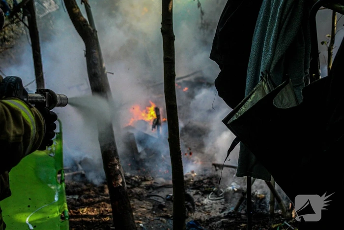 Hulpdiensten blussen brand in struikgewas
