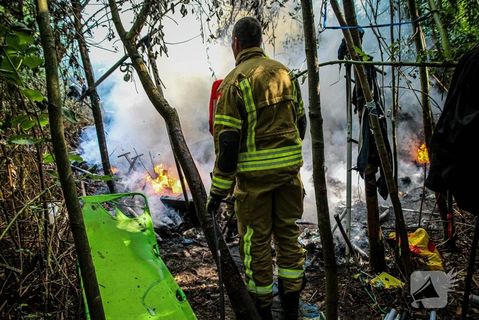Hulpdiensten blussen brand in struikgewas