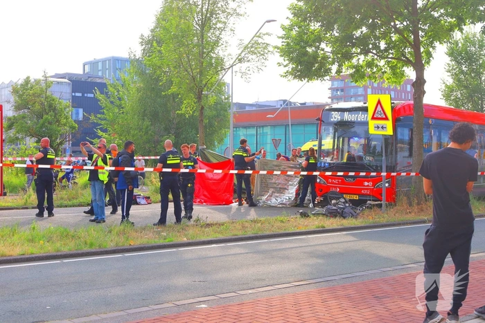 Fietser zwaargewond bij aanrijding met stadsbus