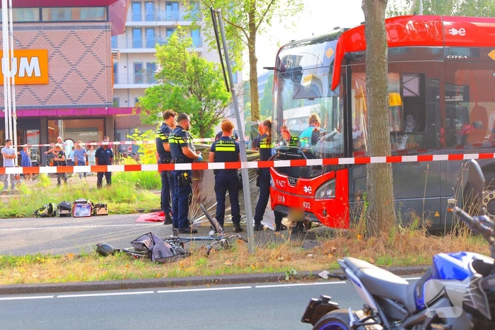Fietser zwaargewond bij aanrijding met stadsbus