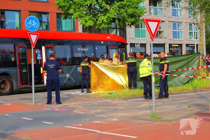 Fietser zwaargewond bij aanrijding met stadsbus