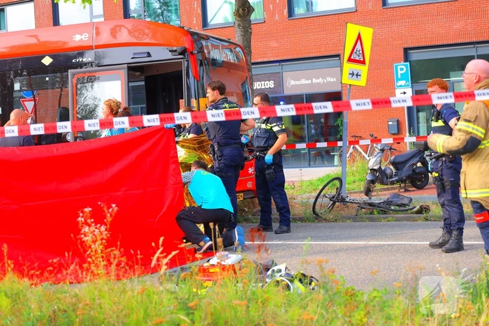 Fietser zwaargewond bij aanrijding met stadsbus