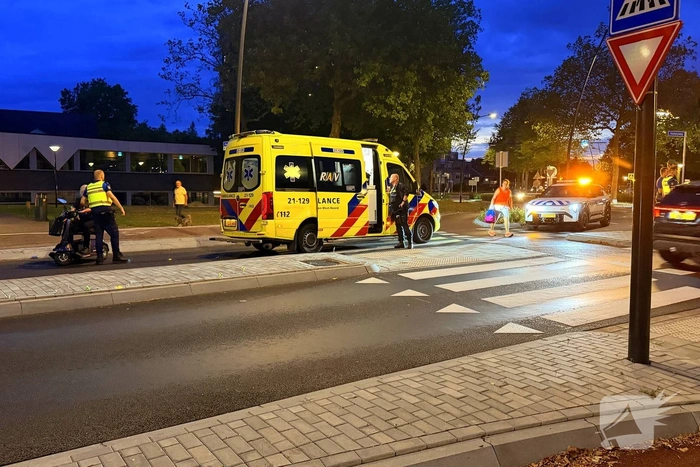 Scootmobiel aangereden op zebrapad
