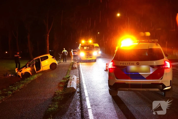 Ongeval tussen twee auto's leidt tot afsluiting van de weg