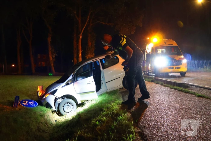 Ongeval tussen twee auto's leidt tot afsluiting van de weg