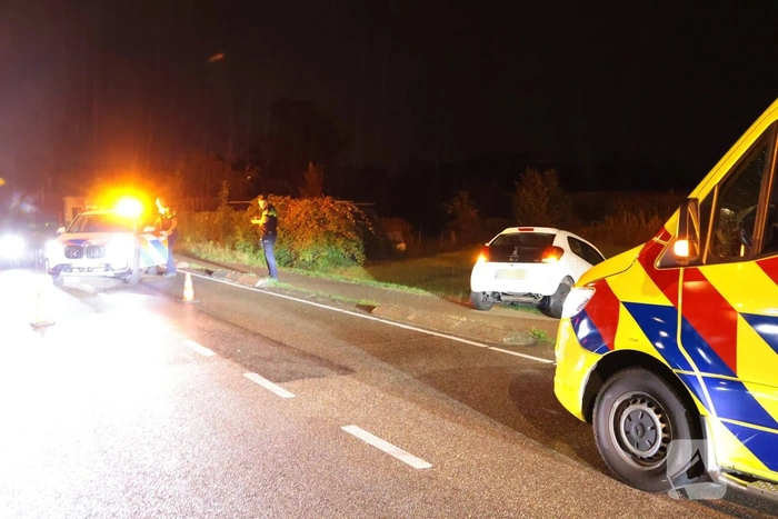 Ongeval tussen twee auto's leidt tot afsluiting van de weg