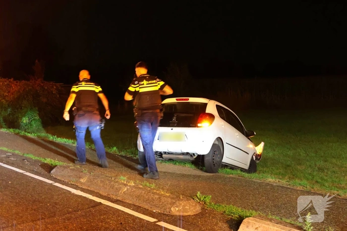 Ongeval tussen twee auto's leidt tot afsluiting van de weg