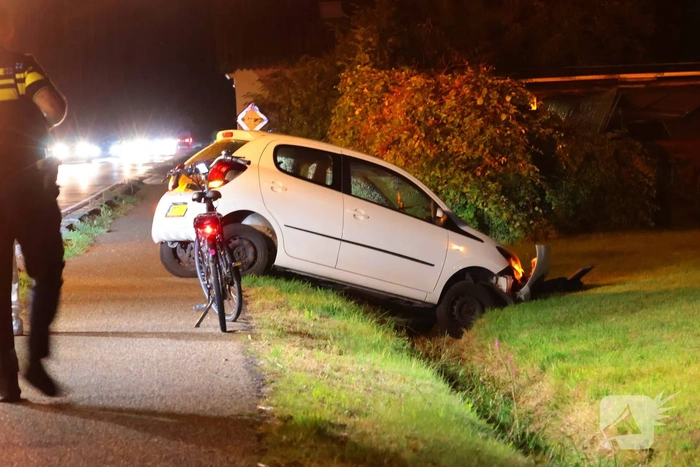 Ongeval tussen twee auto's leidt tot afsluiting van de weg