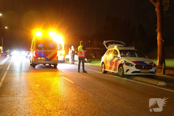 Ongeval tussen twee auto's leidt tot afsluiting van de weg