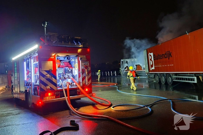 Vrachtwagenbrand zorgt voor grote rookontwikkeling