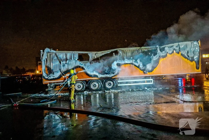 Vrachtwagenbrand zorgt voor grote rookontwikkeling