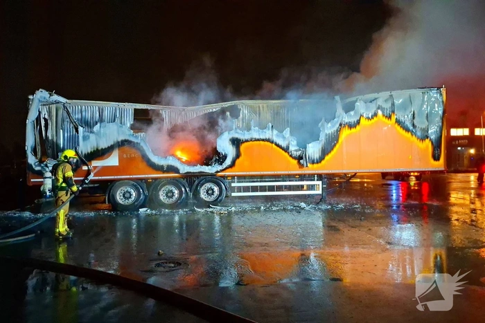 Vrachtwagenbrand zorgt voor grote rookontwikkeling