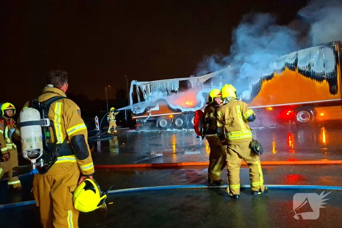 Vrachtwagenbrand zorgt voor grote rookontwikkeling