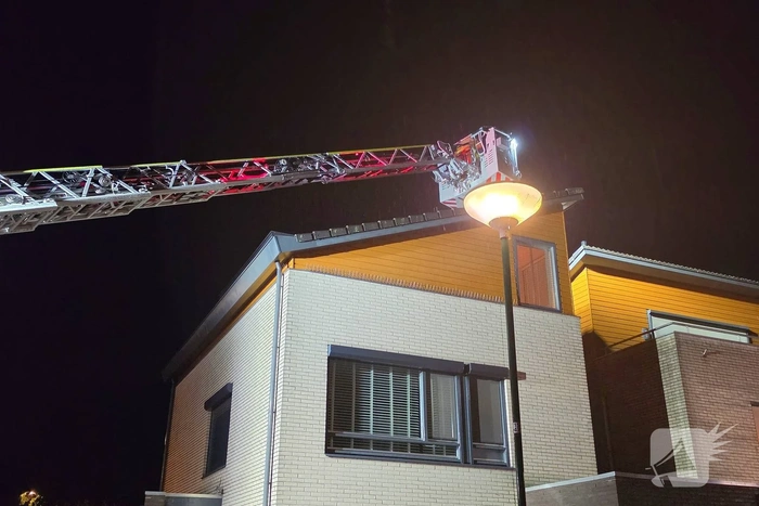 Hoogwerker ingezet bij woningbrand