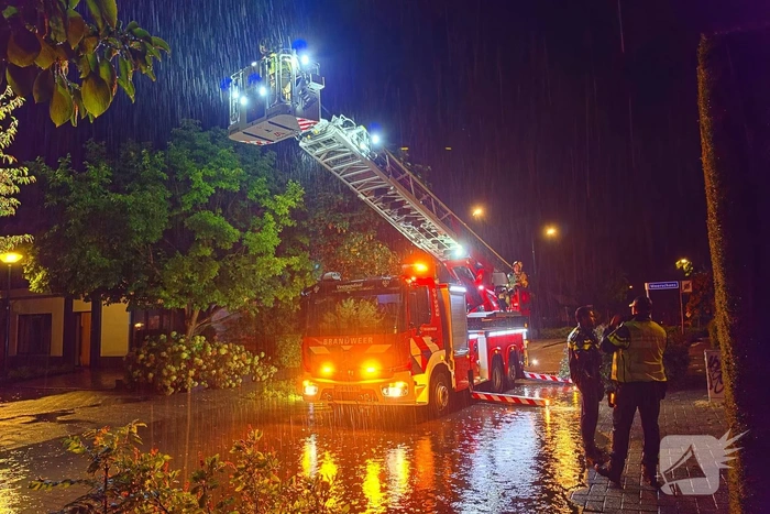 Hoogwerker ingezet bij woningbrand