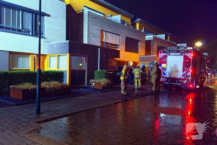 Hoogwerker ingezet bij woningbrand