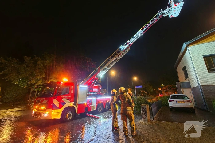 Hoogwerker ingezet bij woningbrand