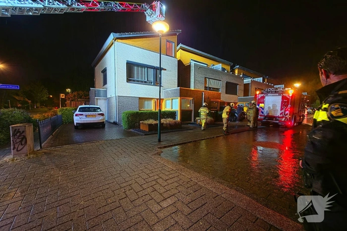 Hoogwerker ingezet bij woningbrand