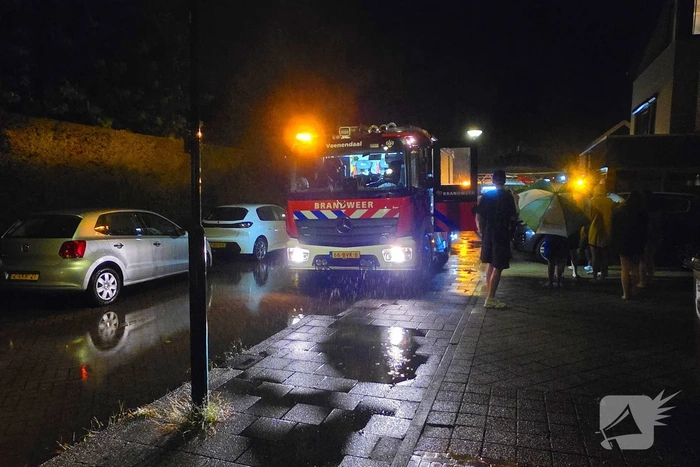 Hoogwerker ingezet bij woningbrand