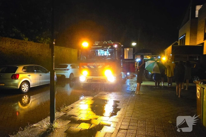 Hoogwerker ingezet bij woningbrand