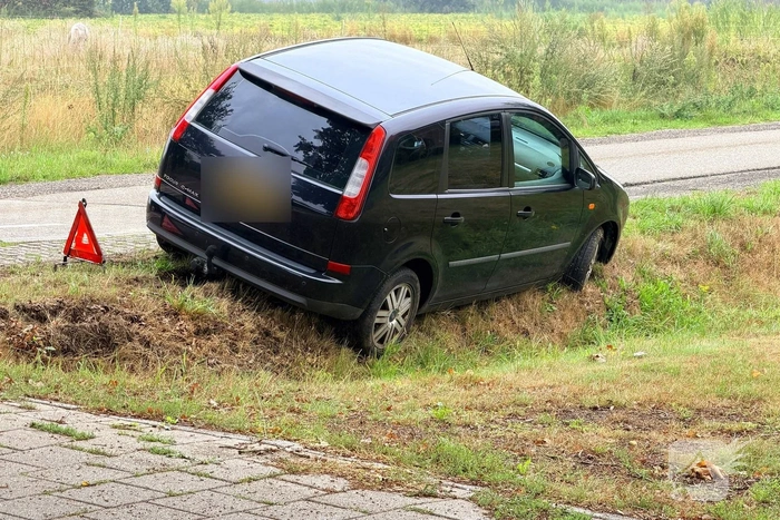 Auto te water met onbekende bestuurder