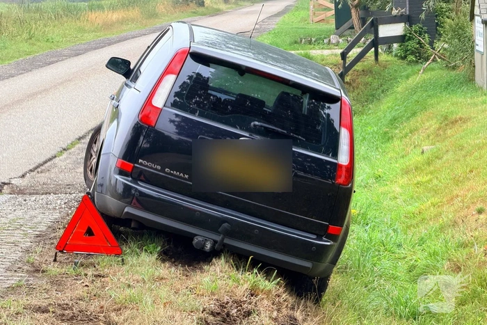 Auto te water met onbekende bestuurder