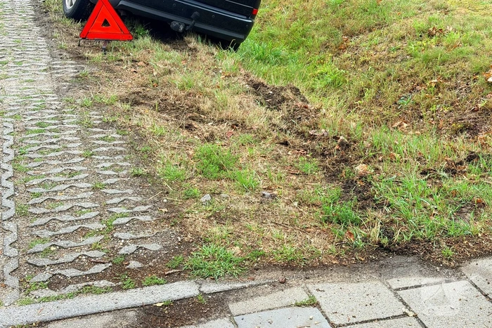 Auto te water met onbekende bestuurder